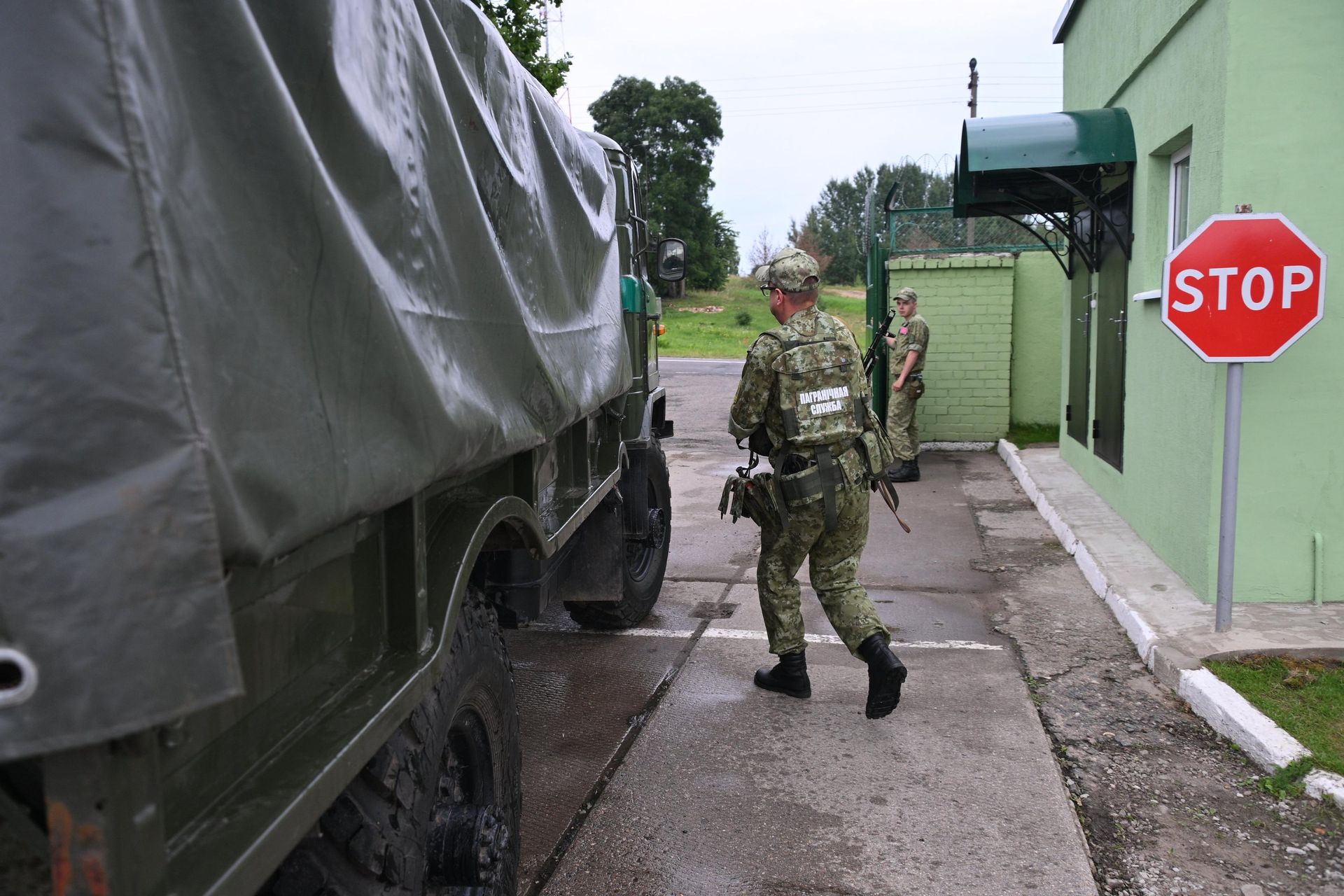 Пограничники на территории заставы Пограничники на территории заставы - Sputnik Беларусь, 1920, 28.07.2026