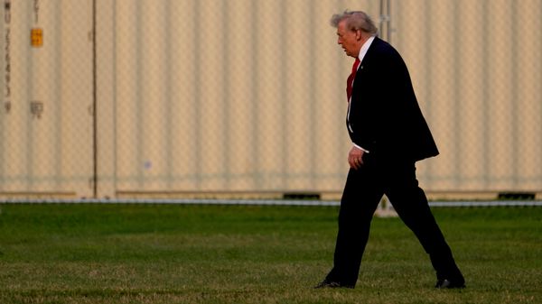 Дональд Трамп идет вдоль Белого дома - Sputnik Беларусь