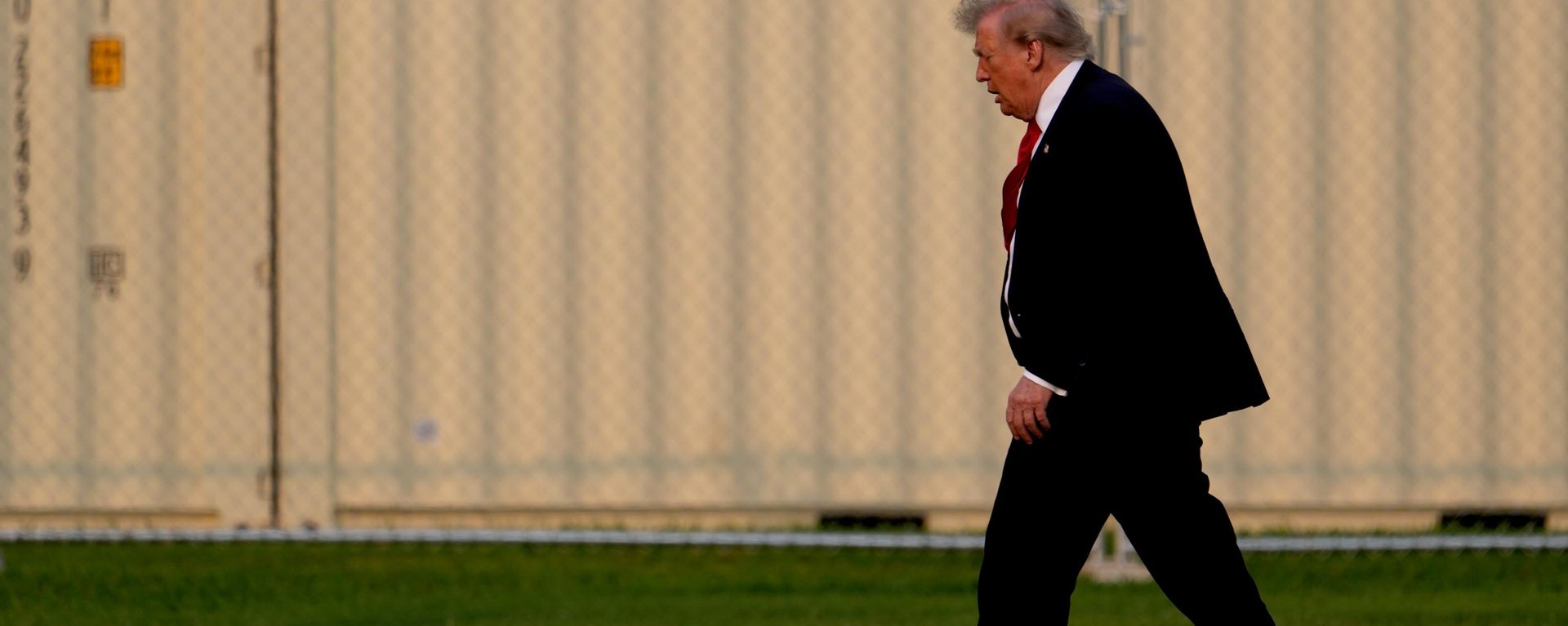 Дональд Трамп идет вдоль Белого дома