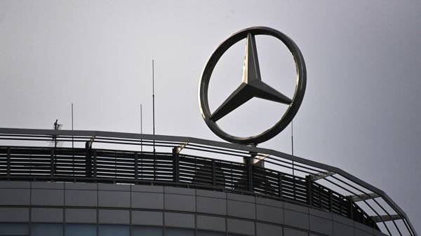 Логотип Mercedes-Benz на здании - Sputnik Беларусь