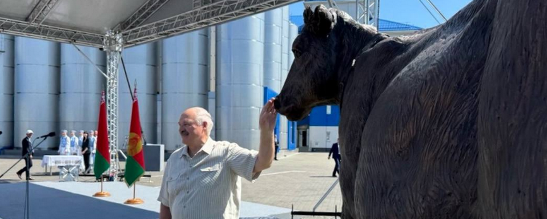 Памятник корове подарили президенту в ходе поездки в Березовский район Брестской области  - Sputnik Беларусь, 1920, 31.07.2026