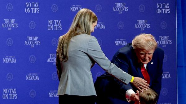 Президент США Дональд Трамп и спасенный малыш с мамой - Sputnik Беларусь