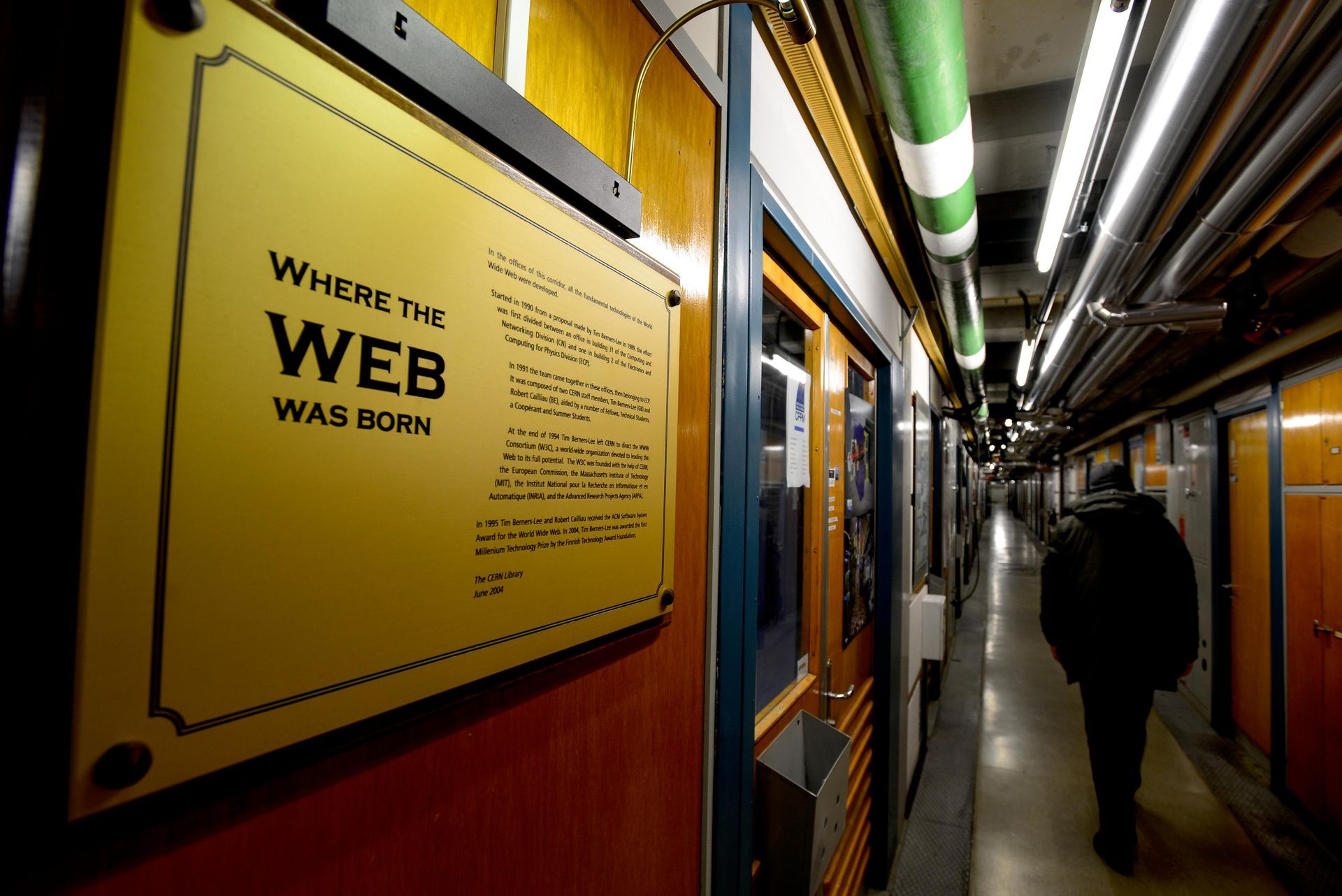 Табличка в коридоре Европейской организации по ядерным исследованиям (CERN) в Женеве