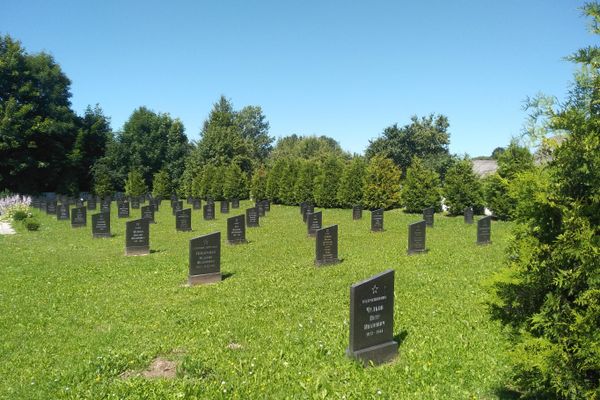 Мемориал павшим воинам 33-й Армии. Единственное в Беларуси офицерское кладбище. Агрогородок Стасево, Лиозненский район. - Sputnik Беларусь