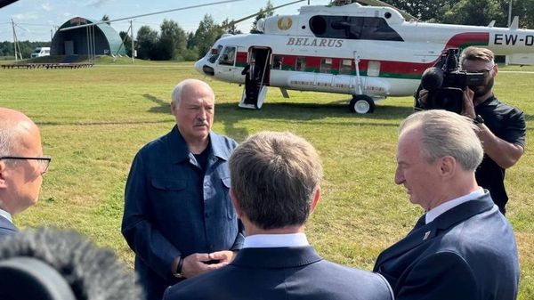 Президент Беларуси Александр Лукашенко 7 августа совершает рабочую поездку в Вилейский район Минской области Президент Беларуси Александр Лукашенко 7 августа совершает рабочую поездку в Вилейский район Минской области - Sputnik Беларусь