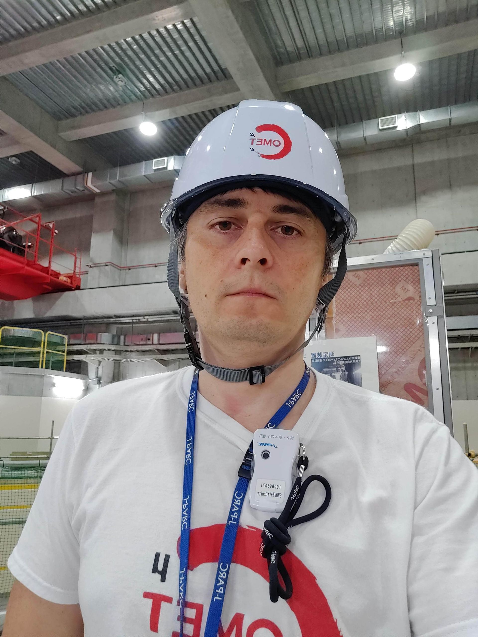 Дмитрий Шелковый в экспериментальном зале во время измерения потока атмосферных мюонов с помощью прототипа мюонной вето-системы