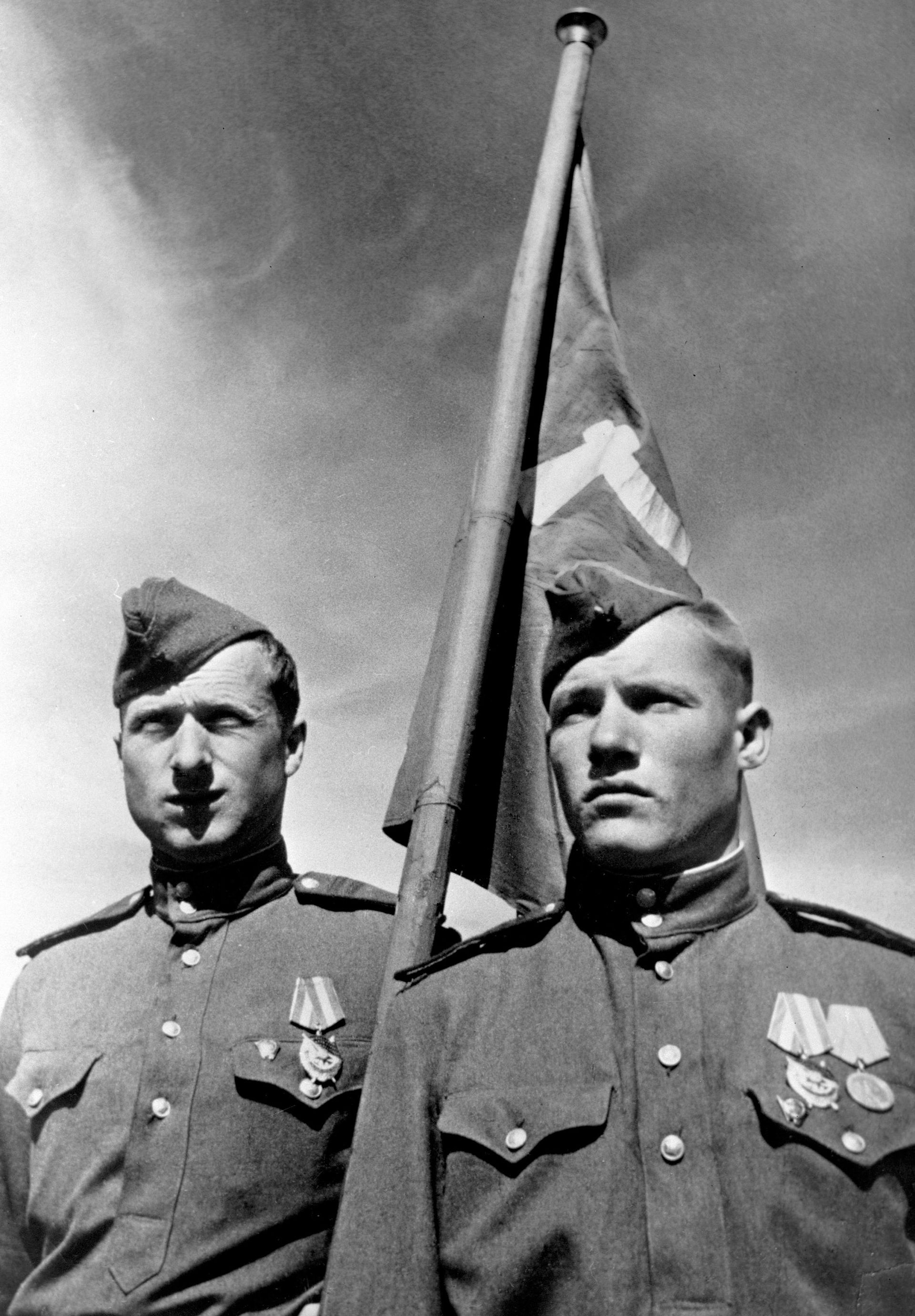 Сержант Михаил Егоров (справа) и младший сержант Мелитон Кантария в мае 1945 года. - Sputnik Беларусь, 1920, 07.08.2026