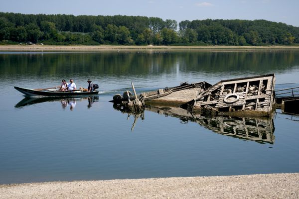 Люди осматривают обломки немецкого военного корабля времен Второй мировой войны, всплывшие на поверхность из-за засухи, перед плотиной Джердап II на Дунае, расположенной между Румынией и Сербией, недалеко от Прахово в Сербии.