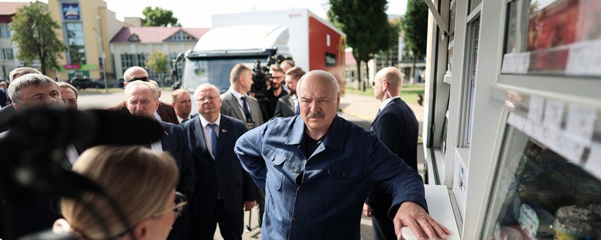 Президент Беларуси Александр Лукашенко во время рабочей поездки в Вилейский район - Sputnik Беларусь, 1920, 07.08.2026
