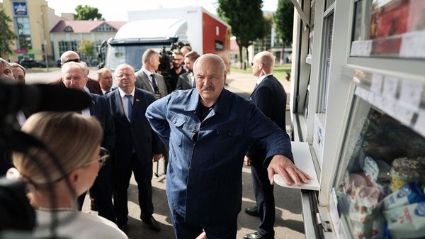 Президент Беларуси Александр Лукашенко во время рабочей поездки в Вилейский район - Sputnik Беларусь
