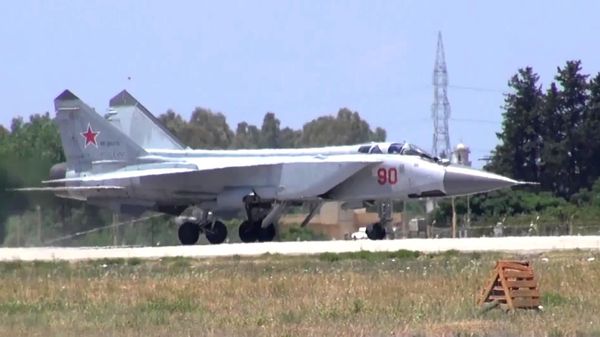 Истребитель-перехватчик МиГ-31К с гиперзвуковыми ракетами Кинжал на взлетно-посадочной полосе авиабазы Хмейми в Сирии - Sputnik Беларусь