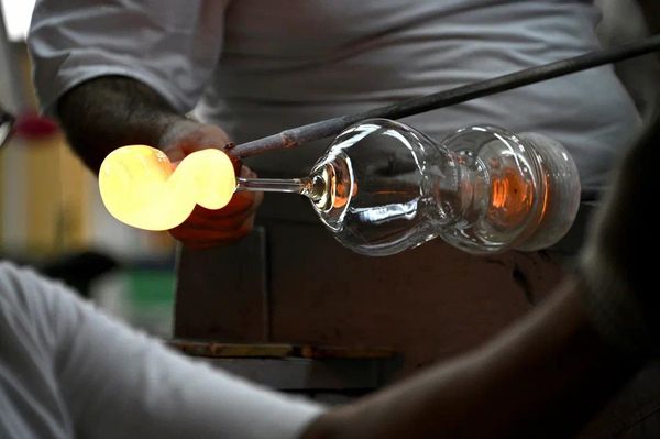 Мастер накаляет стеклянное изделие  - Sputnik Беларусь
