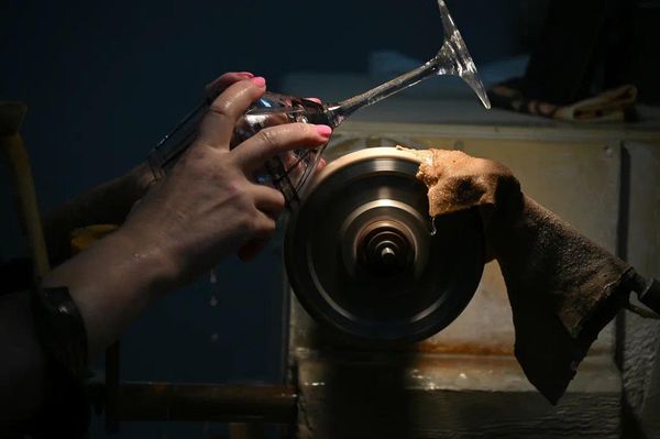 Мастер выполняет нарезку изделия  - Sputnik Беларусь