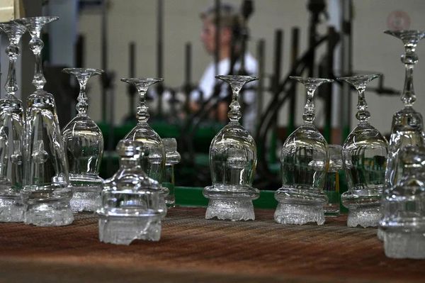 Хрустальные бокалы остывают несколько часов, потом их отправляют на дальнейшую обработку - Sputnik Беларусь