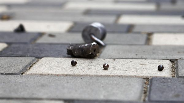 Во дворе жилого дома в Воронеже, пострадавшего в результате атаки беспилотника - Sputnik Беларусь