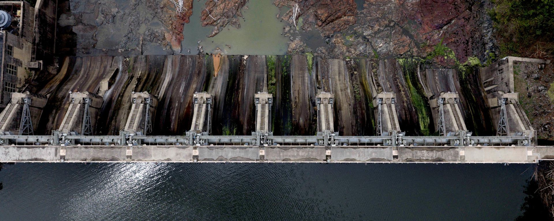 Плотина Каррайсо и низкий уровень воды в реке ниже по течению во время засухи в Трухильо-Альто, Пуэрто-Рико - Sputnik Беларусь, 1920, 15.08.2026