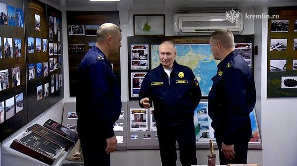 Путин на борту Варяга: президент осмотрел крейсер и посетил походный храм - Sputnik Беларусь