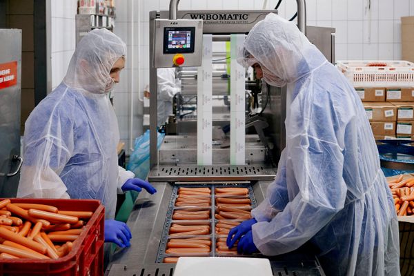 Работа участника проекта Словом и делом на Слонимском мясокомбинате - Sputnik Беларусь