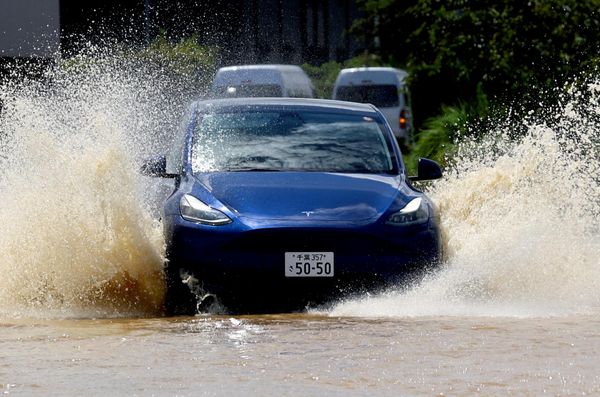 Сильный ливень затопил автомобильные дороги.
