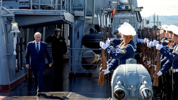 Президент России Владимир Путин на ракетном крейсере Варяг во время учений Тихоокеанского флота - Sputnik Беларусь