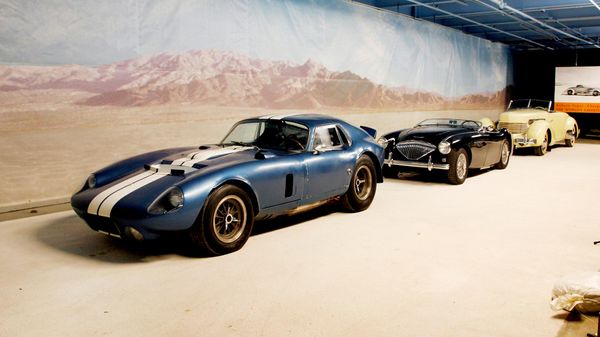 Автомобиль Shelby Cobra Daytona Coupe 1964 года (первый слева) - Sputnik Беларусь