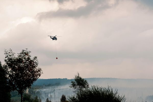 Полицейский вертолет  готовится сбросить воду - Sputnik Беларусь