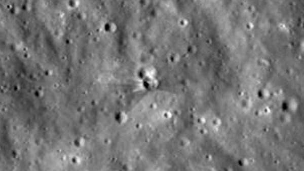 Фотография 18-метрового кратера на Луне от падения фрагмента ракеты Илона Маска - Sputnik Беларусь