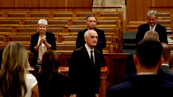 Дэпутаты парламента апладзіруюць новавыбранаму прэзідэнту Венгрыі Андрашу Баку пасля прыняцця ім прысягі ў парламенце - Sputnik Беларусь