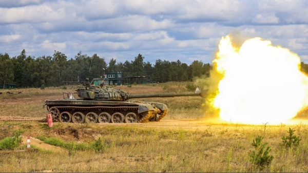 Экипажи танков Т-72 6-й отдельной гвардейской механизированной бригады отрабатывают стрельбу штатным артиллерийским выстрелом по целям на Гожском полигоне - Sputnik Беларусь