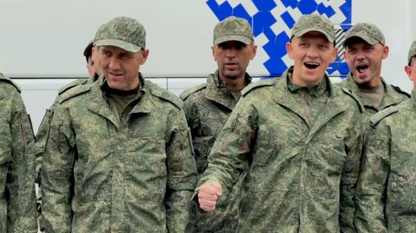 Рукі трасуцца: эмоцыі вызваленых з палону расійскіх байцоў – відэа - Sputnik Беларусь