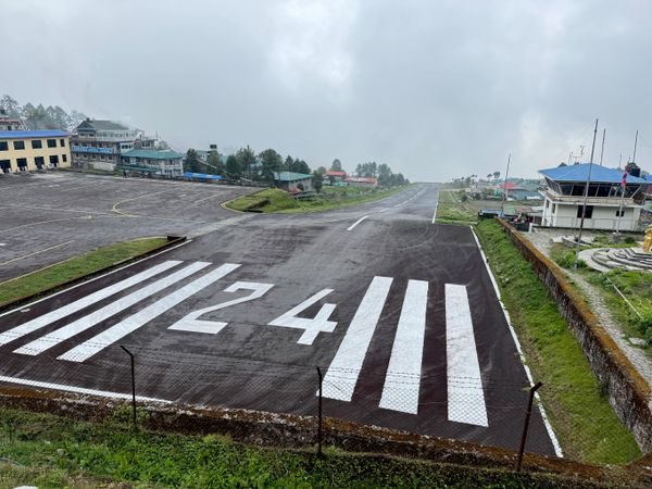Взлетная полоса аэропорта в Лукле