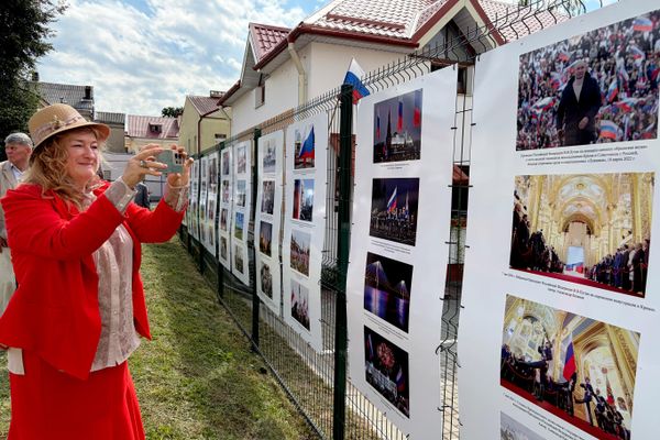 Фотовыставка к Дню Государственного флага РФ открылась в Гродно