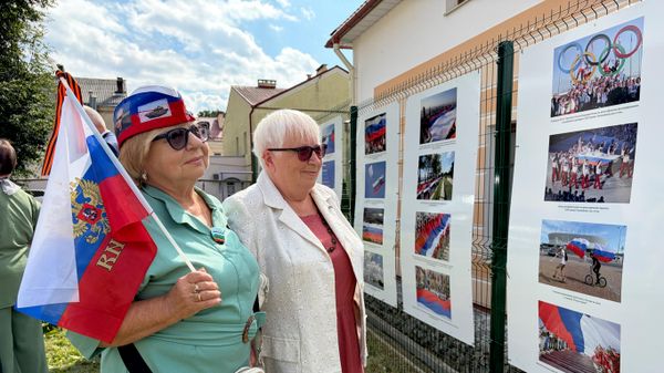 Фотовыставка к Дню Государственного флага РФ открылась в Гродно - Sputnik Беларусь