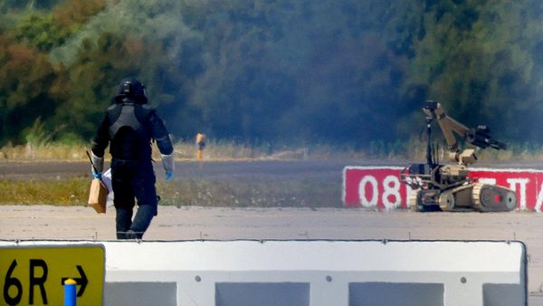 Полицейский в защитной экипировке и робот для обезвреживания взрывчатых веществ в аэропорту Лейпцига - Sputnik Беларусь