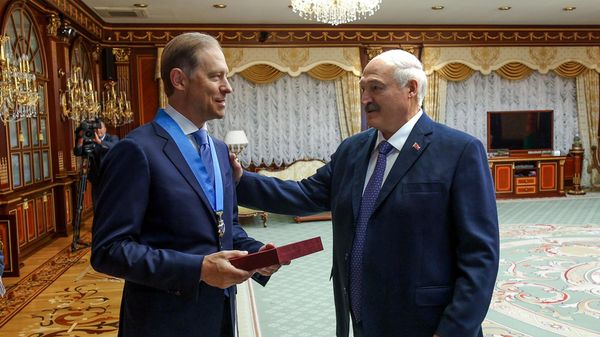 Лукашенко вручил Мантурову орден Дружбы народов (видео) - Sputnik Беларусь