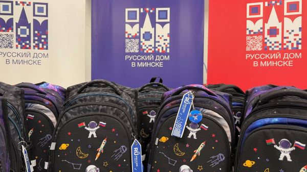 Россотрудничество передаст первоклашкам Беларуси космические портфели - Sputnik Беларусь