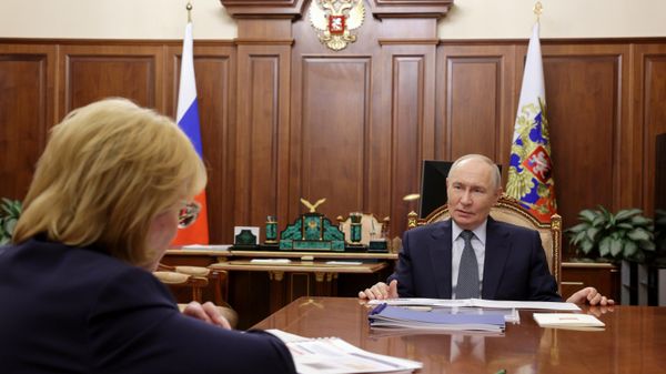 Прэзідэнт Уладзімір Пуцін падчас сустрэчы з кіраўніком ФМБА Веранікай Скварцовай - Sputnik Беларусь