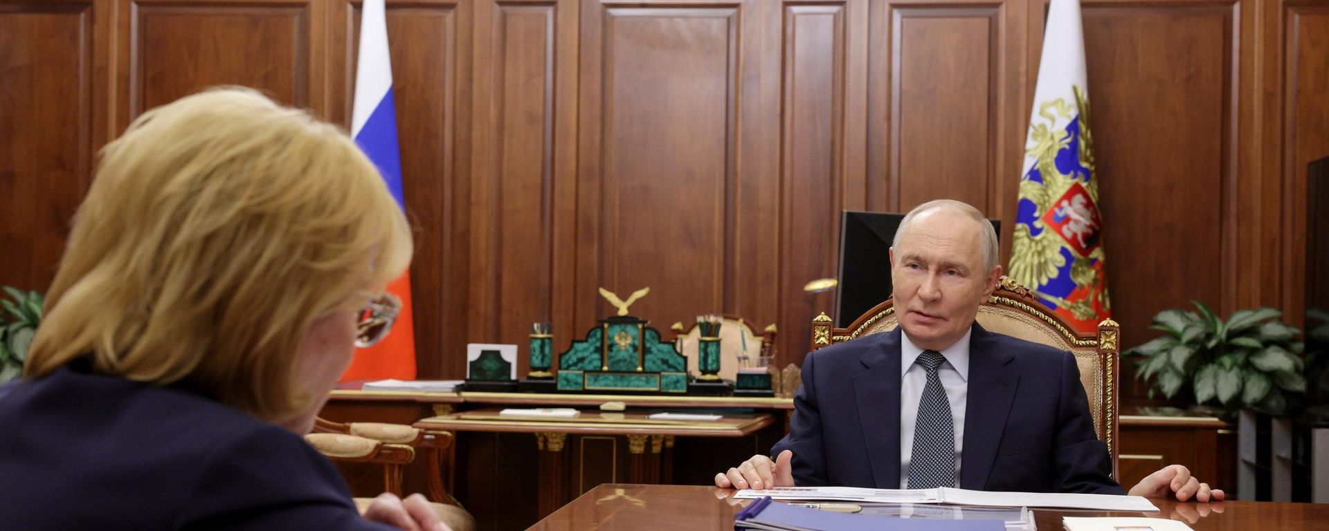 Прэзідэнт Уладзімір Пуцін падчас сустрэчы з кіраўніком ФМБА Веранікай Скварцовай - Sputnik Беларусь, 1920, 27.08.2026