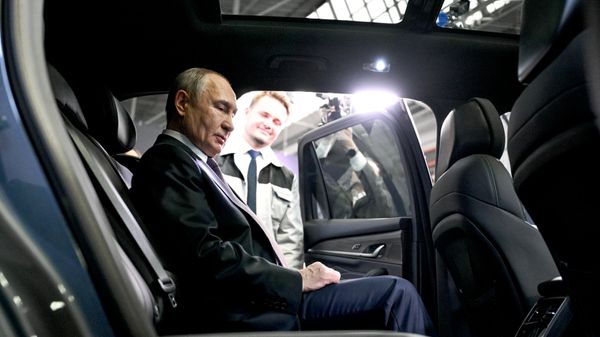 Владимир Путин лично протестировал новый автомобиль Volga К 50 - Sputnik Беларусь