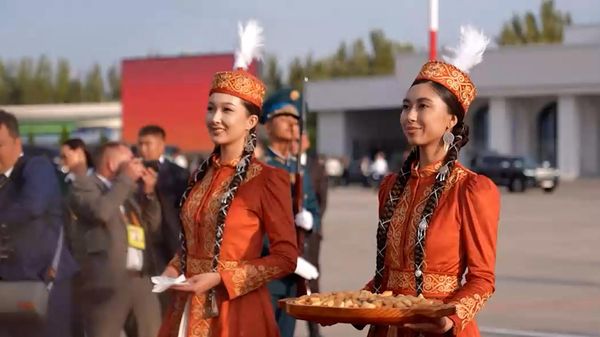 Почетный караул и подарки: как Путина и Лукашенко встретили в Бишкеке (видео) - Sputnik Беларусь