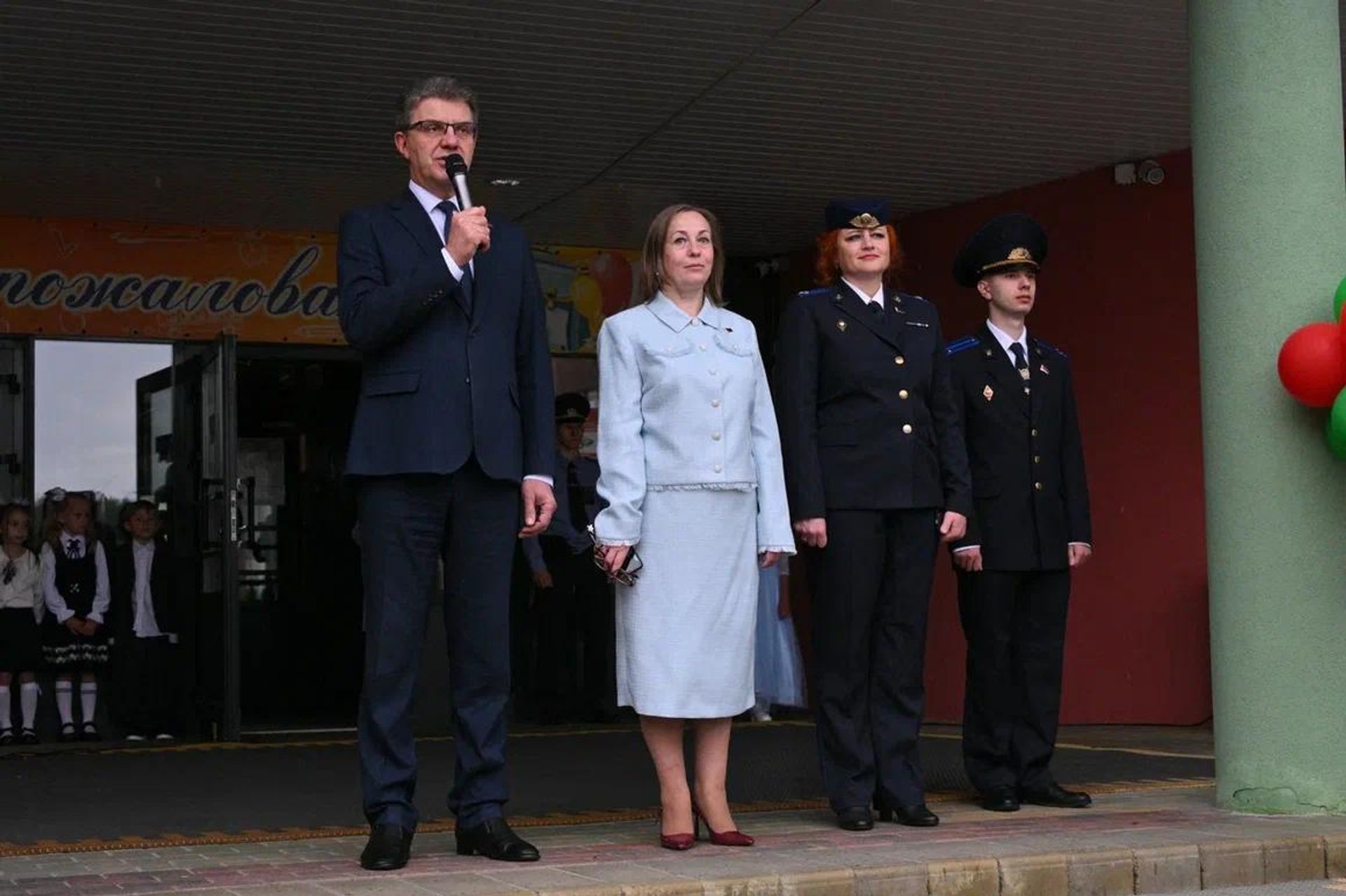Председатель Мингорисполкома Владимир Кухарев на линейке 1 сентября в школе №61 г. Минска - Sputnik Беларусь, 1920, 01.09.2026