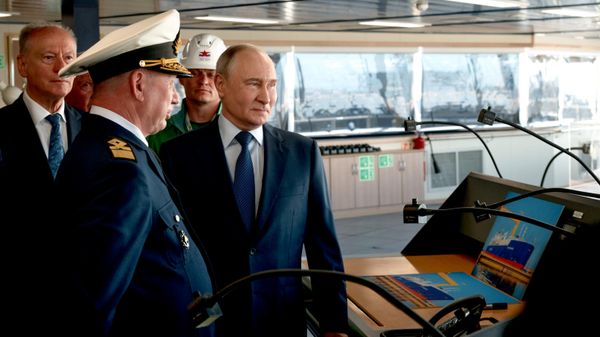 Прэзідэнт Расіі Уладзімір Пуцін падчас наведвання суднаверфі Звезда - Sputnik Беларусь