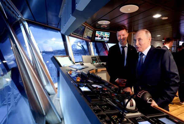 Прэзідэнт Расіі падчас агляду рыбалоўнага траўлера праекта СТ-192 "Капитан Юнак" ва Уладзівастоку. Злева – старшыня савета дырэктараў "Русской рыбопромышленной компании" Савелій Карпухін. - Sputnik Беларусь