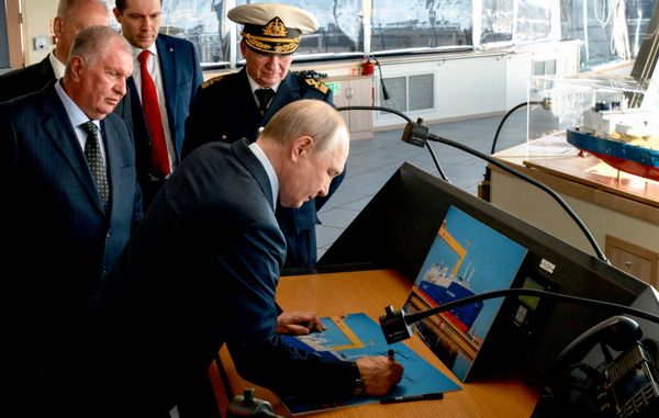 Пуцін пакідае аўтограф падчас агляду танкера-газавоза "Пётр Столыпин". Злева – галоўны выканаўчы дырэктар, старшыня праўлення, намеснік старшыні савета дырэктараў "НК "Роснефть" Ігар Сечын. - Sputnik Беларусь