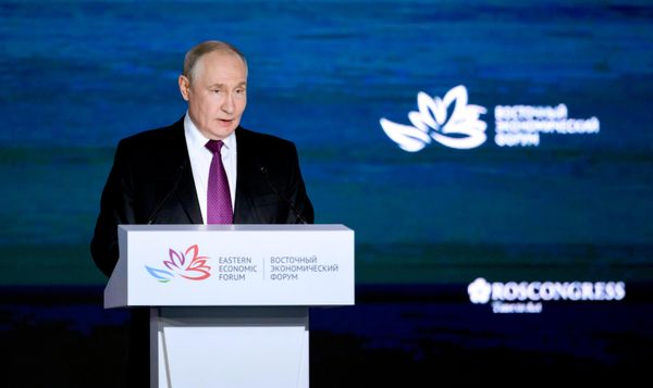 Президент РФ Владимир Путин на пленарной сессии Восточного экономического форума. Президент РФ Владимир Путин на пленарной сессии Восточного экономического форума. - Sputnik Беларусь
