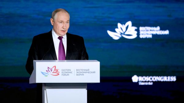 Президент РФ Владимир Путин на пленарной сессии Восточного экономического форума - Sputnik Беларусь