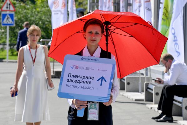 Волонтер встречает гостей с указателем к месту проведения пленарного заседания. Волонтер встречает гостей с указателем к месту проведения пленарного заседания. - Sputnik Беларусь