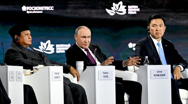 Президент РФ Владимир Путин на пленарной сессии Восточного экономического форума. Слева: президент Индонезии Прабово Субианто. Справа: премьер-министр Монголии Учрал Ням-Осорын. Президент РФ Владимир Путин на пленарной сессии Восточного экономического форума. Слева: президент Индонезии Прабово Субианто. Справа: премьер-министр Монголии Учрал Ням-Осорын. - Sputnik Беларусь