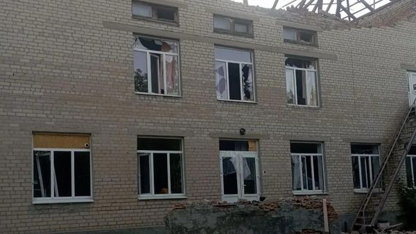 Поврежденное ударами беспилотников ВСУ здание школы в деревне Скельки - Sputnik Беларусь