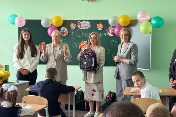 Россотрудничество передало первоклашкам Беларуси космические портфели Россотрудничество передало первоклашкам Беларуси космические портфели - Sputnik Беларусь
